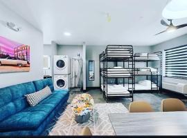 Group suite just off Route 66: Pacific şehrinde bir otel