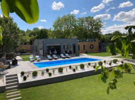 Private luxury poolside villa Dolce Vita Novi Sad, hotell i Petrovaradin