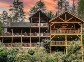 Trout Tales Riverfront Lodge- DeckedOUT, Hot tub, Game Room, Firepit, Decks Galore, Pet Friendly, hotel v destinaci Ellijay