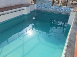 Cityscape Retreat with private Pool, villa en Bangalore