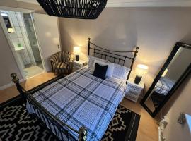 Beautiful double bedroom with en-suite, hotel s parkiralištem u gradu 'Easthampstead'