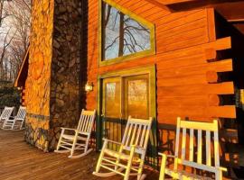 Spacious, dog friendly cabin in Blowing Rock, NC, Hotel in Blowing Rock
