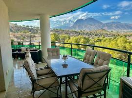 Apartamento de lujo con 2 dormitorios en Benidorm, hotel en Cala de Finestrat