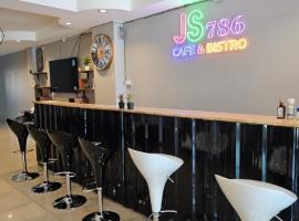 JS786 Cafe&Bistro，芭達雅中心的青年旅館