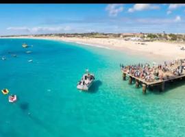 NEW Luxury Condo - In the heart of Santa Maria, hotel u gradu 'Santa Maria'