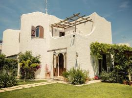 White VILLA in San Felice, Oasis Steps from the SEA, hotel em San Felice Circeo