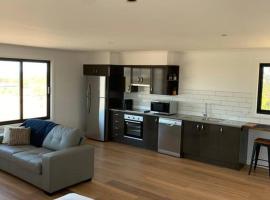 Modern studio with fabulous views, hotel in Guyra
