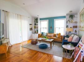 Luxurious Bohemian Bungalow in Lincolnville - Mins from Downtown!, Hotel in St. Augustine