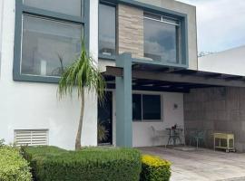 Comfy House with Heated Pool, hotel in Lomas de Angelopolis