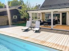 Lovely Home In Gislaved With Heated Swimming Pool, semesterhus i Gislaved