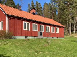 2 Bedroom Stunning Home In Kristinehamn: Kristinehamn şehrinde bir kulübe