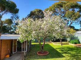 Cozy beach style retreat near Monash University, pansion u gradu Mulgrave