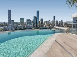 River-View Unit with Rooftop Pool near Museums