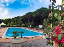 Villa immersed in the pine forest in Sardinia, hotel en Arborea