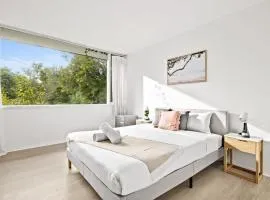 Luminous Ensuite Queen Room - Centrally Located