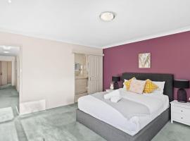 Spacious Queen Ensuite Room - Centrally Located, hotel v destinaci Pymble