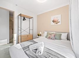 Quaint Queen Room in Pymble - Private Spot - Shared Bathroom, hotel v destinaci Pymble