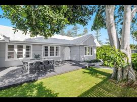 Charming 3-Bed Byron Bay Home with Outdoor Dining，拜倫灣的飯店