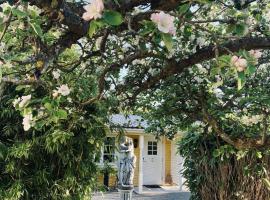 Villa Sol Bed & Breakfast, cheap hotel in Borgholm