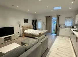 Luxury Studio Flat with garden