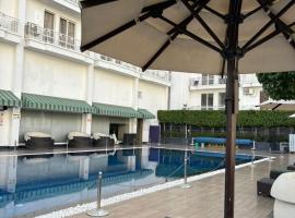 The Grand residency Suites Gomtinagar Lucknow, מלון בלאקנאו