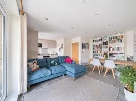 Spacious Apartment in Addlestone with Free Parking- Pass the Keys