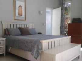 Blue Oasis 2 Sleeper Suite: Benoni şehrinde bir otel