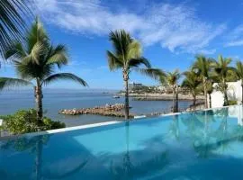 Fantastic designer apartment, beachfront!