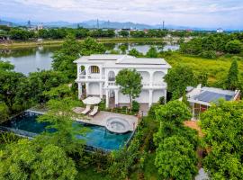 Soleil Riverside Villa, glamping site in Ấp Lai Xá Ha