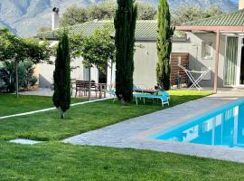 Pool Guesthouse, hotel en Corinto