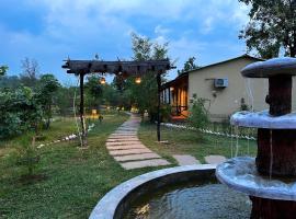 Grand Narmada Jungle Homestay Resort-Bandhavgarh, pet-friendly hotel in Tāla
