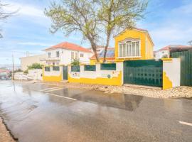 GuestReady - Traditional home in Parede, hotel in Parede