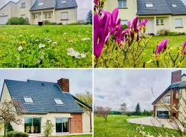 Chez Lucie et Compagnie pavillon familial avec beau jardin