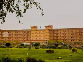 نزل الشباب, hotel v destinaci Ţawd