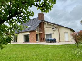 Chez Lucie et Compagnie pavillon familial avec beau jardin, hotel v mestu Vron