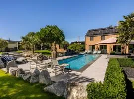 LA VILLA DE SENY , villa de charme avec jardin ,Piscine nature, jacuzzi , petanque, fitness, billard,ping pong,
