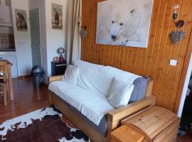 Charmant 2 Pièces pour 4 Personnes avec Balcon et Accès Piscine à Superdevoluy - FR-1-504-549, hôtel à Saint-Étienne-en-Dévoluy