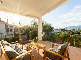 Avia's Seaside Hideaway with Lush Garden