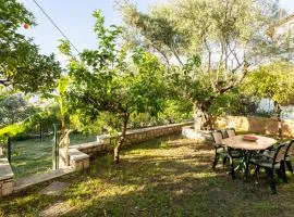 Avia's Seaside Hideaway with Lush Garden