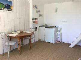 Petite dépendance comme la cabine d’un bateau., hotel in Saint-Armel