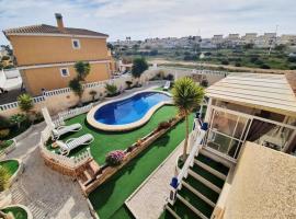 Tu chalet con piscina privada, hotel in Puerto Marino