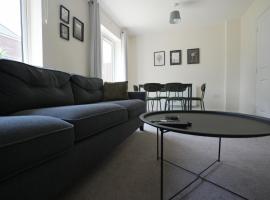 Spacious 4 bedroom, perfect for contractors, families, private parking, hotel u gradu Royal Wootton Bassett