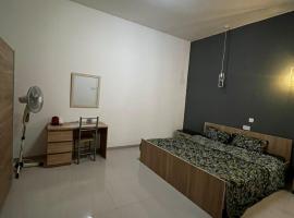 Sliema Spacious Room with Aircondition, hotel en Gżira