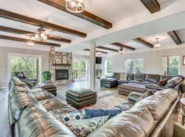 Sprawling Wisconsin Dells Home with Deck and Fire Pit, hotel with parking in Wisconsin Dells