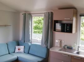 Camping des Pierres Debout, hotel v destinaci Névez