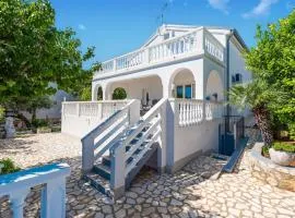 Beautiful Apartment In Potocnica