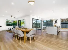 New 4 bedroom city home with Tesla charger - Hosted by CanStay