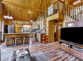 Modern Black Hills Cabin with Loft and Wraparound Deck, hotel s parkiriščem v mestu Rapid City