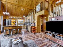 Modern Black Hills Cabin with Loft and Wraparound Deck, hotel in Rapid City