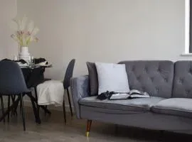 Stylish 2BR - 1 minute walk from Elizabeth Line